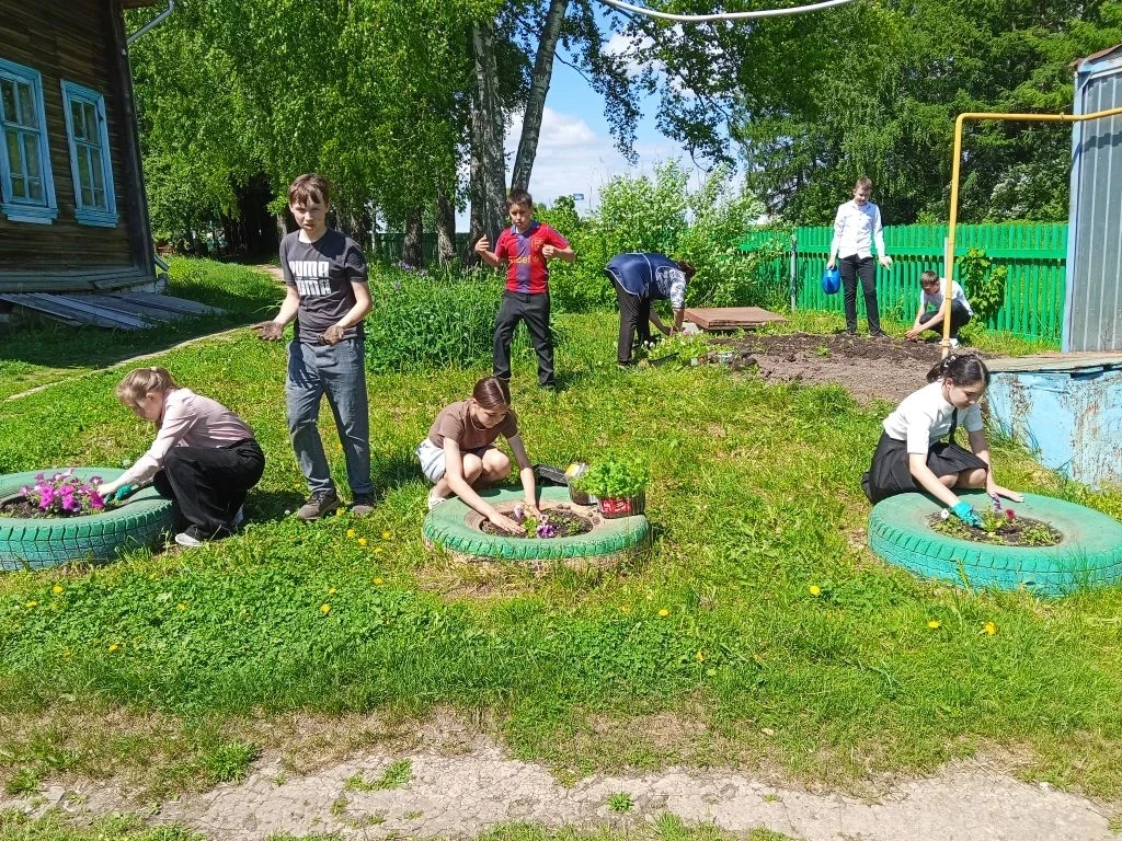 🌿 **Юные хранители красоты: ученики Нижнекугенерской школы благоустраивают родные мест...