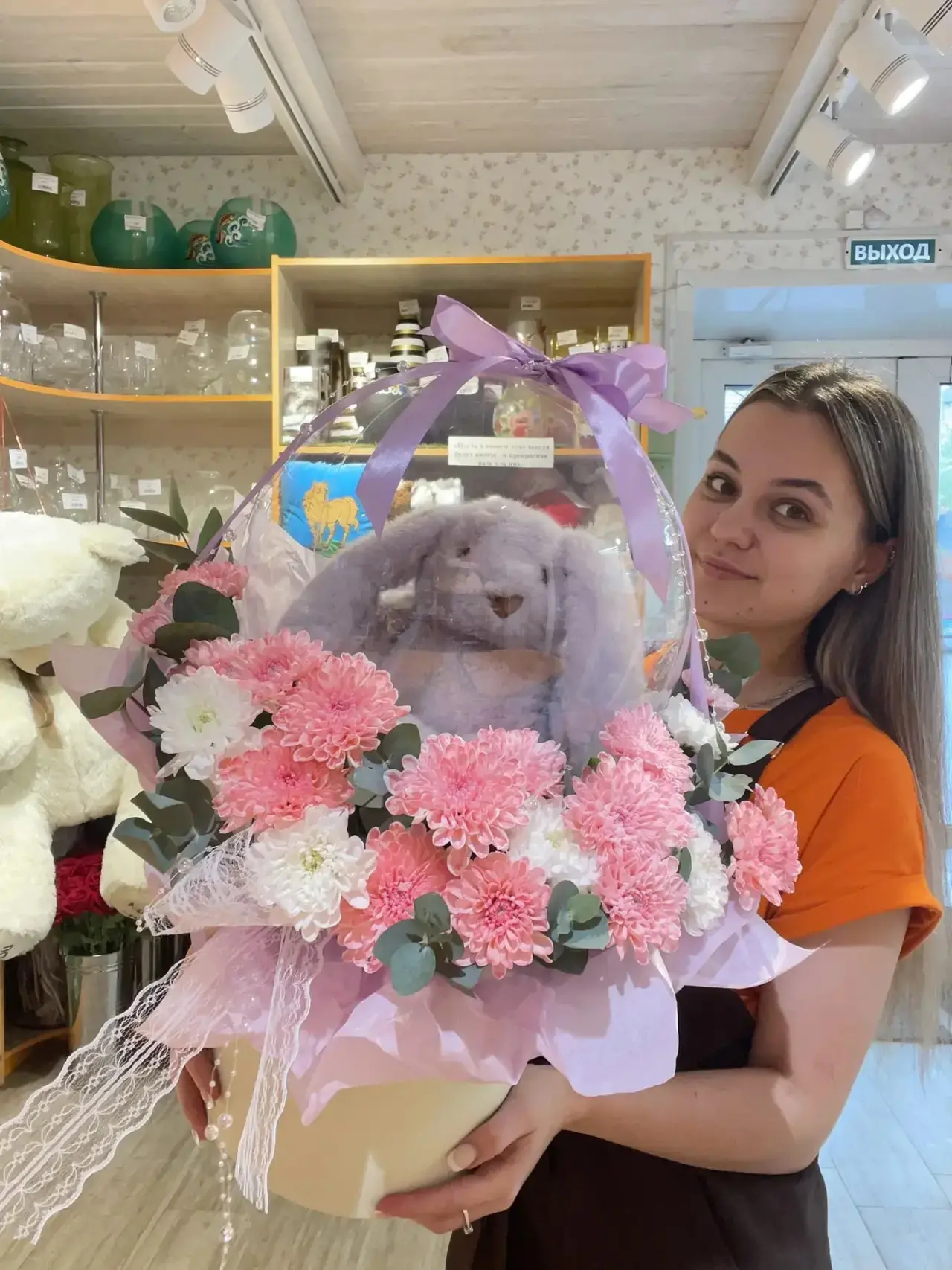 Только посмотрите на этого зайчика 😍 Такая милая композиция с цветами — и в наличии вс...