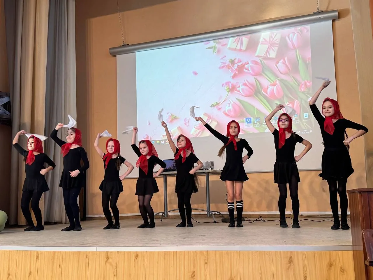 МЕЖДУНАРОДНЫЙ ЖЕНСКИЙ ДЕНЬ В ГИМНАЗИИ🌸💃  В пятницу  в гимназии отметили 8 Марта. Мальчики каждого кл