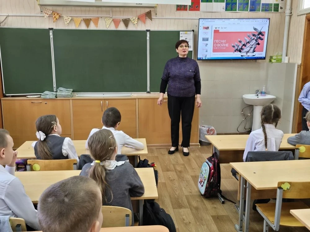 🎶 Сегодня на «Разговорах о важном» погрузились в мир песен военных лет! Ребята узнали истории создан