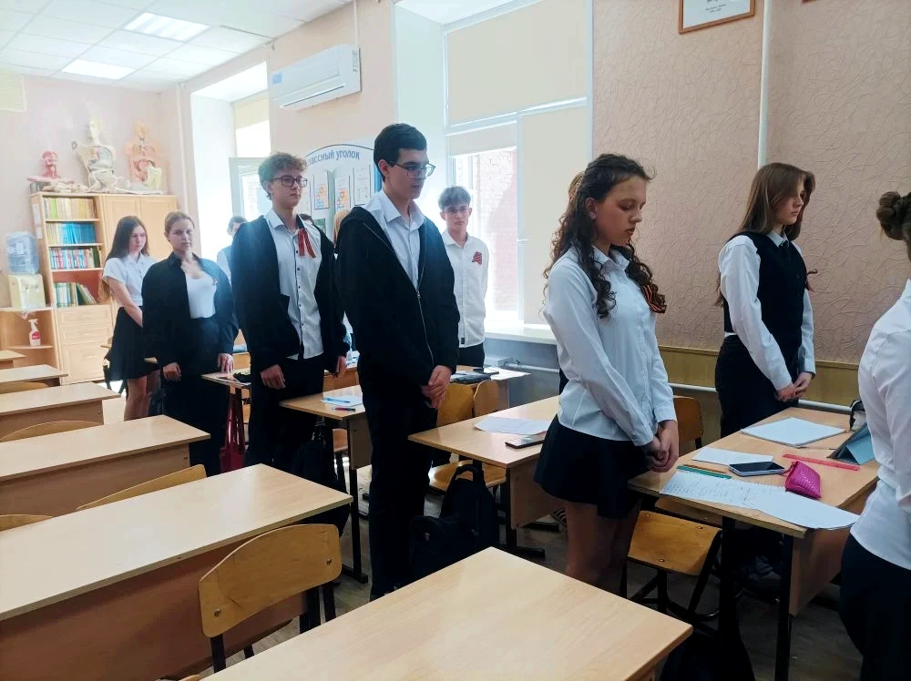 🕯️ Мы вспомнили. Мы не забыли.  Сегодня в полдень в Лицее прошла Минута молчания. Встали, склонили г