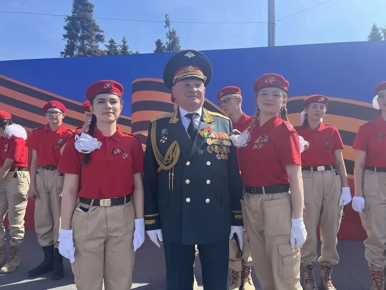 Традиционно, в новом учебном году, отряд движения "Юнармия" МБОУ СОШ № 160 приглашает новобранцев 5-