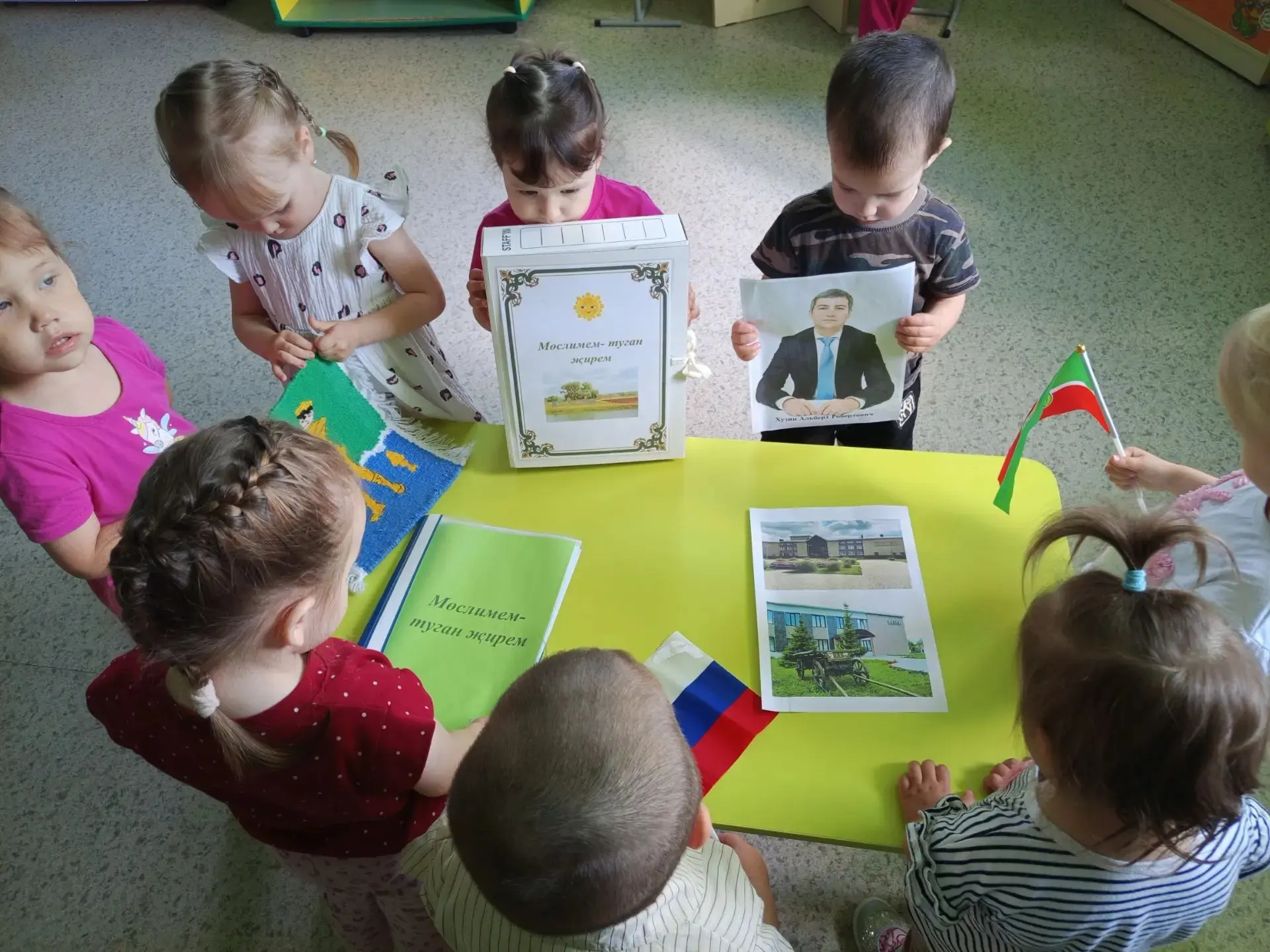 Во второй группе раннего возраста тематический день "День родного края". 
Сформировать у детей начал