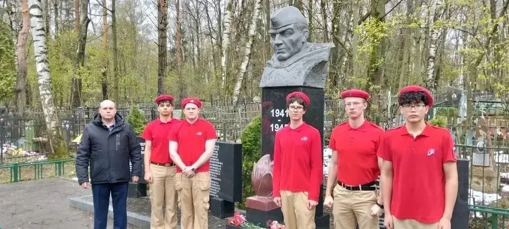 В рамках акции «Я помню» юнармейцы нашего отряда «Барс» посетили монумент на братской могиле мкр. Те