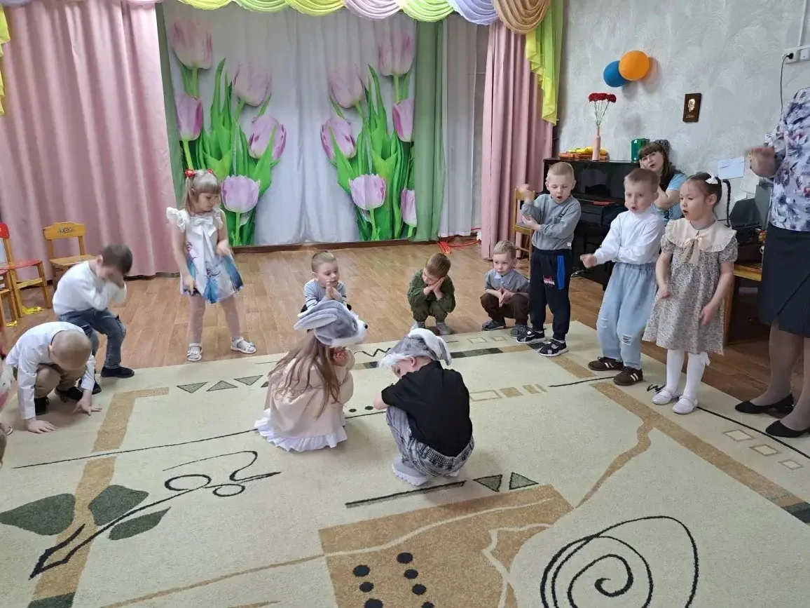 В младшей и средней группах нашего ДОУ прошло музыкальное весенние развлечение. Дети вм...