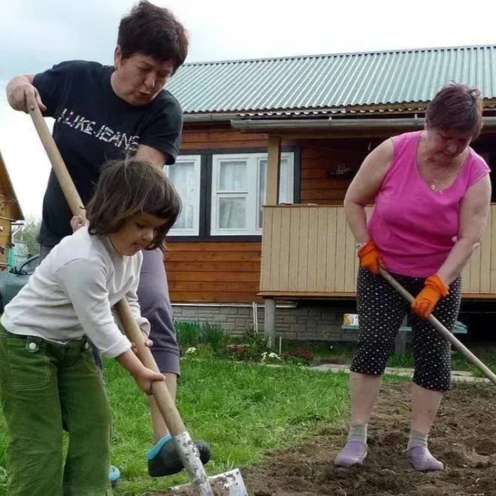 😨 Дача вредит спине больше, чем офисное кресло, предупреждают врачи.  По словам остеопатов, резкие н