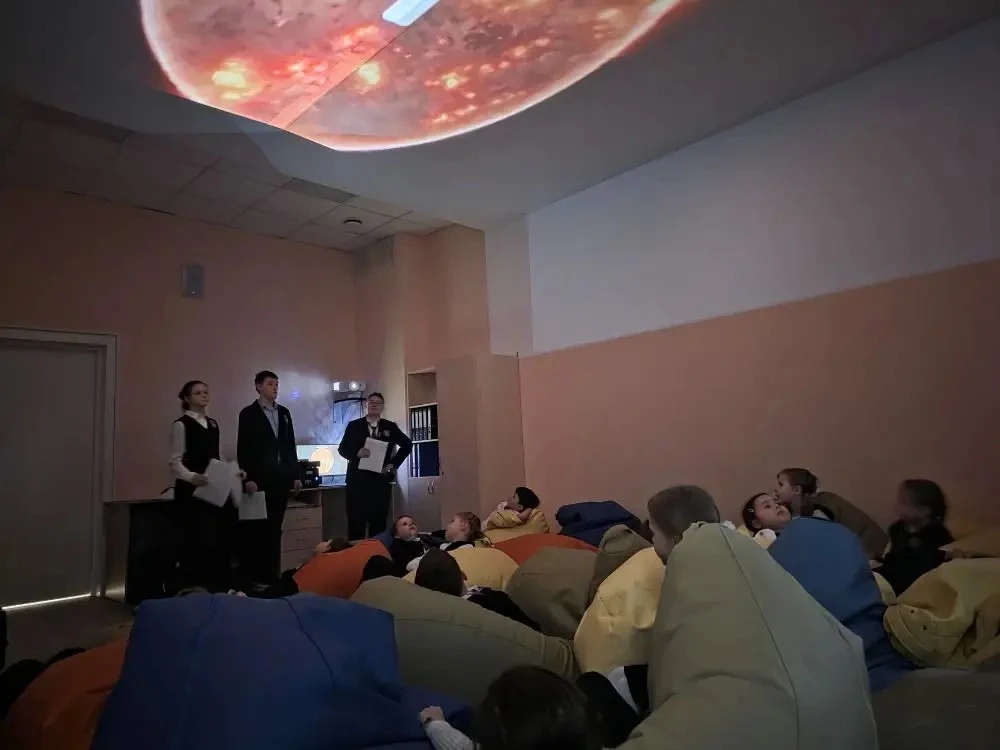 Путешествие к звёздам без отрыва от учёбы — именно так можно охарактеризовать событие дня в школе на