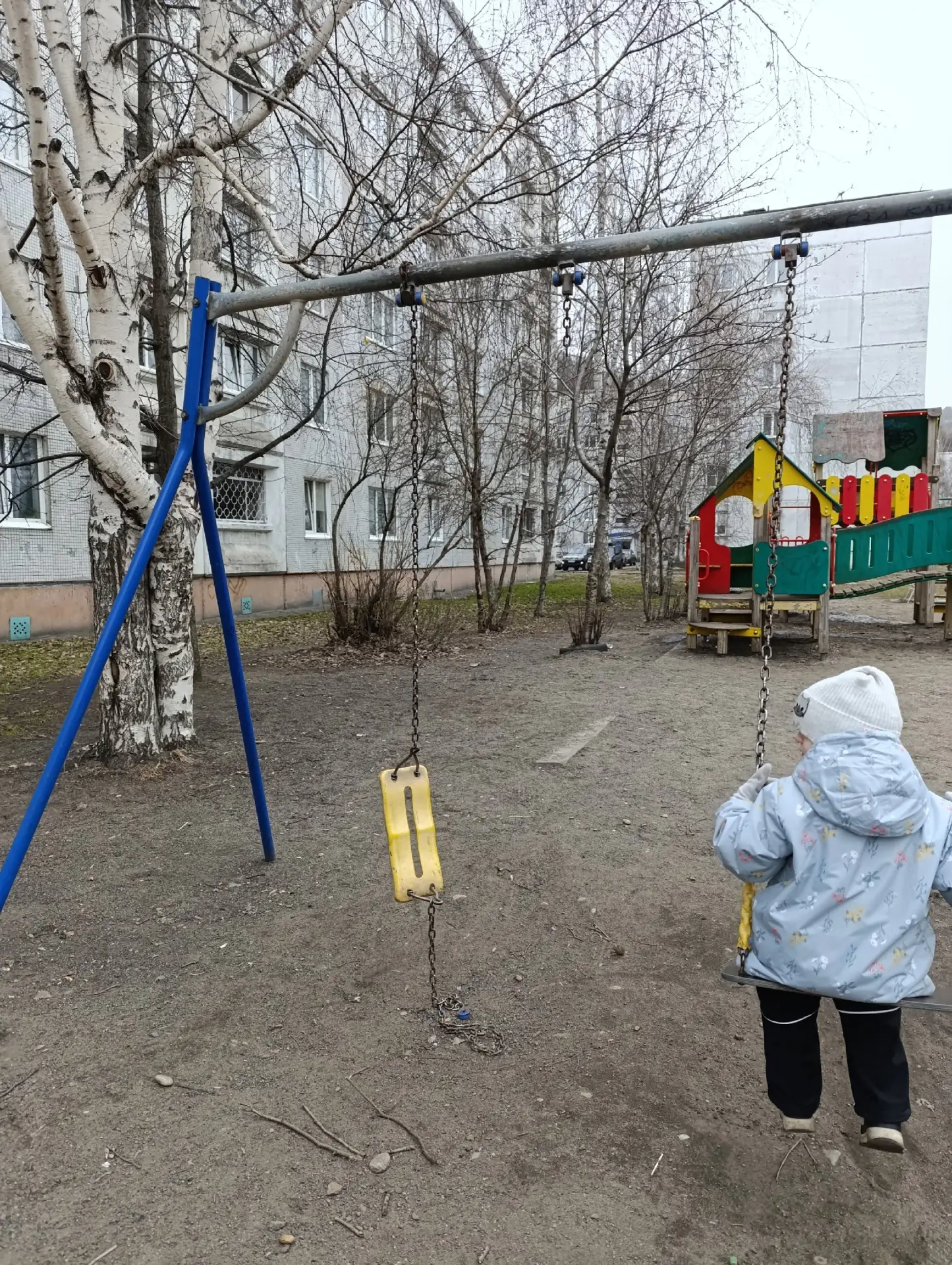 Прошу администрацию города обратить внимание на детские площадки!!! Большинство площадок поломаны, п