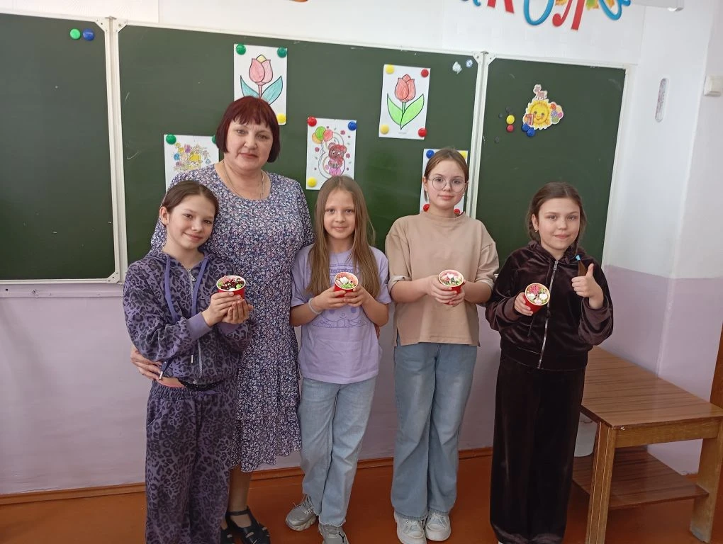 С особым старанием и любовью, в преддверии 8 Марта , орлята 4 "Б" класса создали для мамочек настоящ