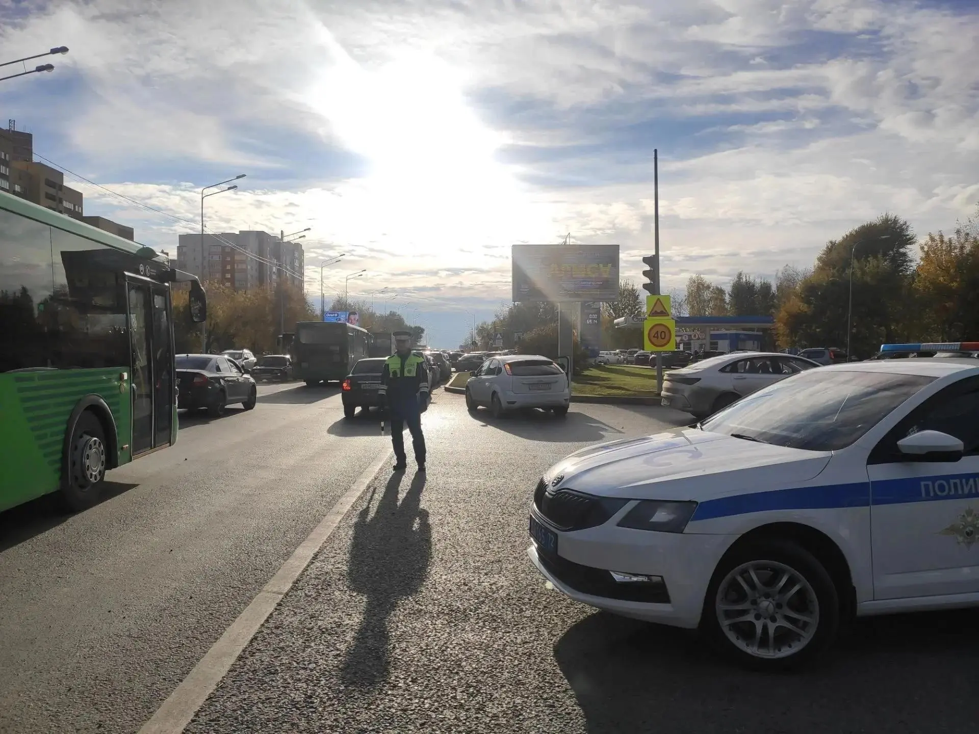 На Щербакова и Тимуровцев перенастроят светофор из-за пробок.