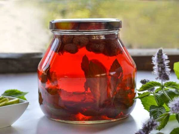 КЛУБНИЧНЫЙ МОХИТО НА ЗИМУ

Ингредиенты:
Клубника - 1,5 стакана
Лайм - 3 кружочка
Сахар - 50 г
Мята -