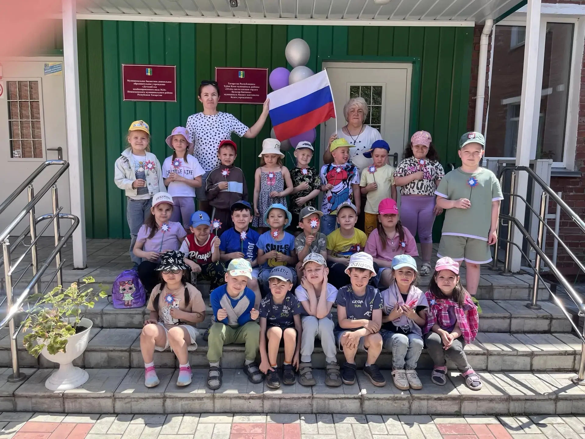 🇷🇺 Сегодня в нашем саду царила праздничная атмосфера! В программе было всё самое интересное:

🎨 Т