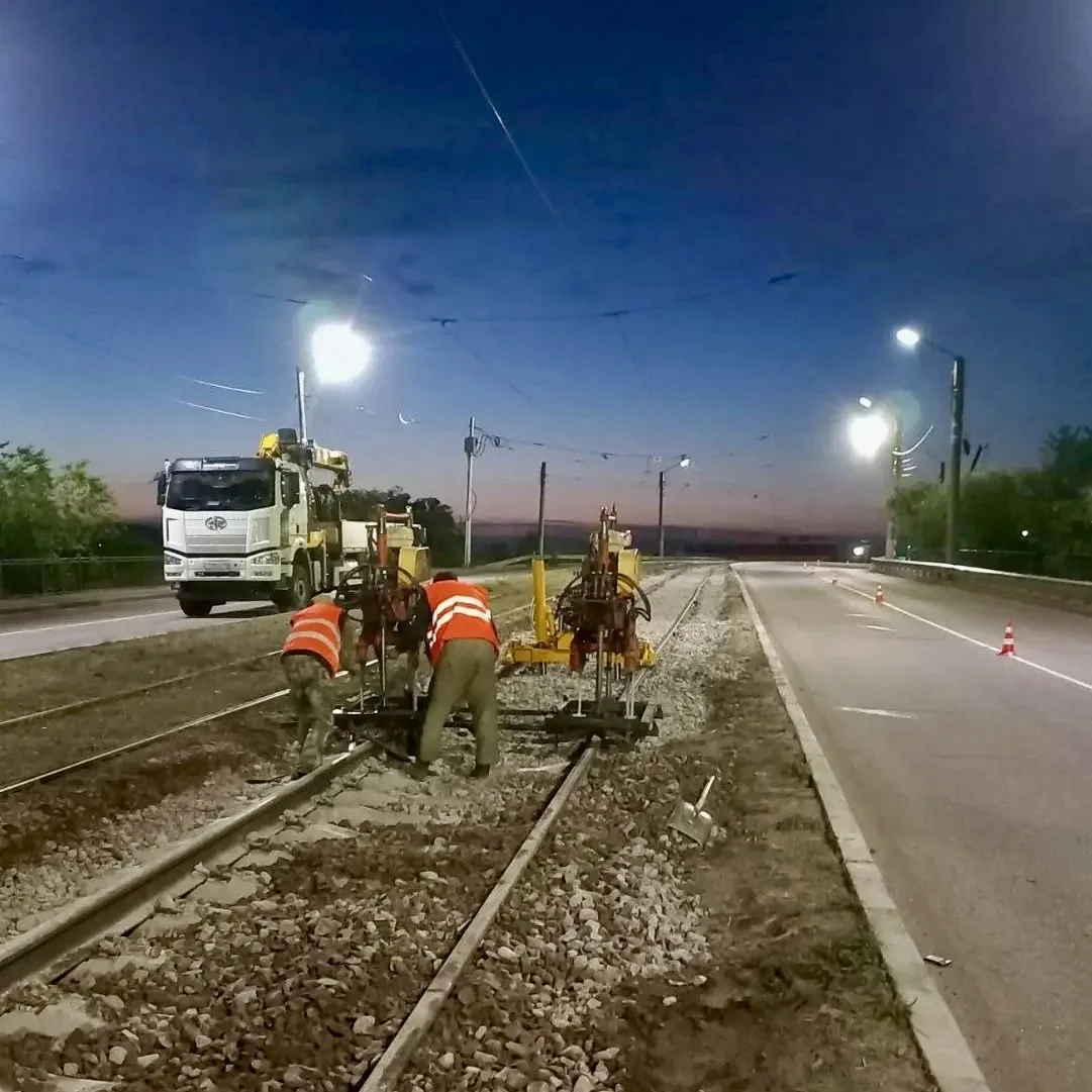 🚇Уложили 1650 метров новых трамвайных путей от переезда «20‑й квартал» в сторону Мельк...