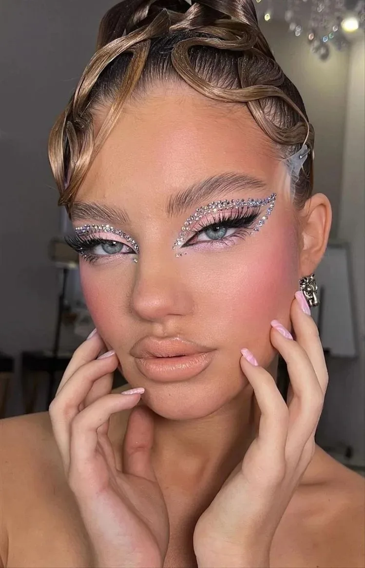 Вот такой макияжик со стразиками❤🌼

🩷 Макияж из Pinterest 🩷