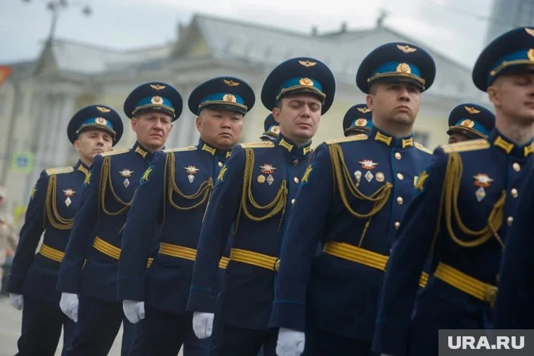 Парад Победы прошел в Екатеринбурге.  По брусчатке прошли больше 1,5 тысячи военнослужащих, суворовц