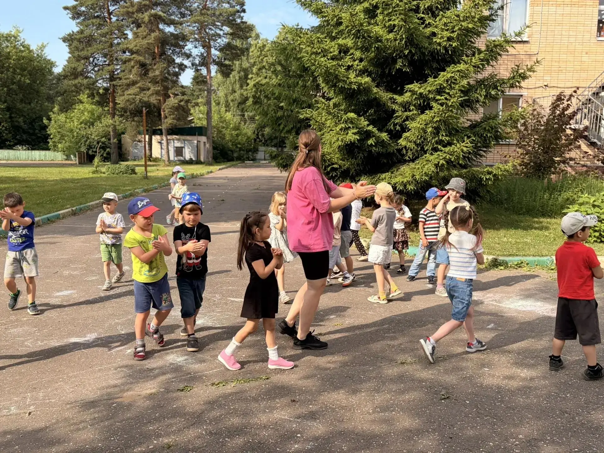 Весёлая зарядка на Спортивной: бодрое утро — здоровый день 🌞🤸‍♀️🧡

Уважаемые родители и наши мале