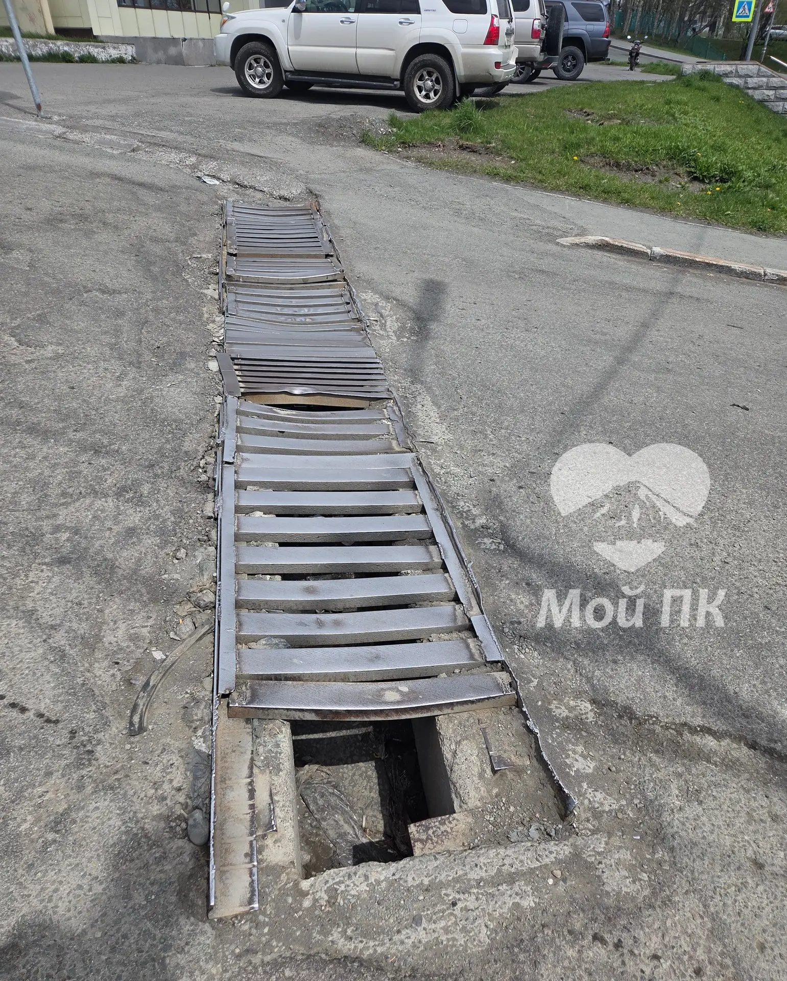 «Не только воду, но и машину затянет»

Жители бьют тревогу, на спуске по улице Владивостокской, 18/4