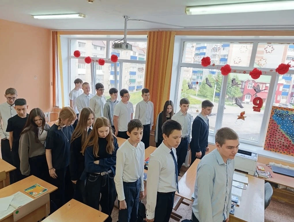 «Светлой памяти павших в борьбе против фашизма»: Единая минута молчания в нашей школе Сегодня, 8 мая