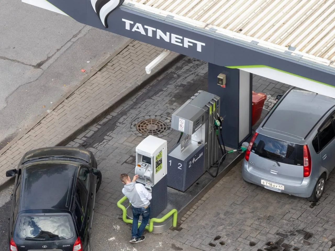 На АЗС Татнефти сегодня лимит по бензину увеличили с 20 л до 30 л на одну машину, а по дизелю — с 40