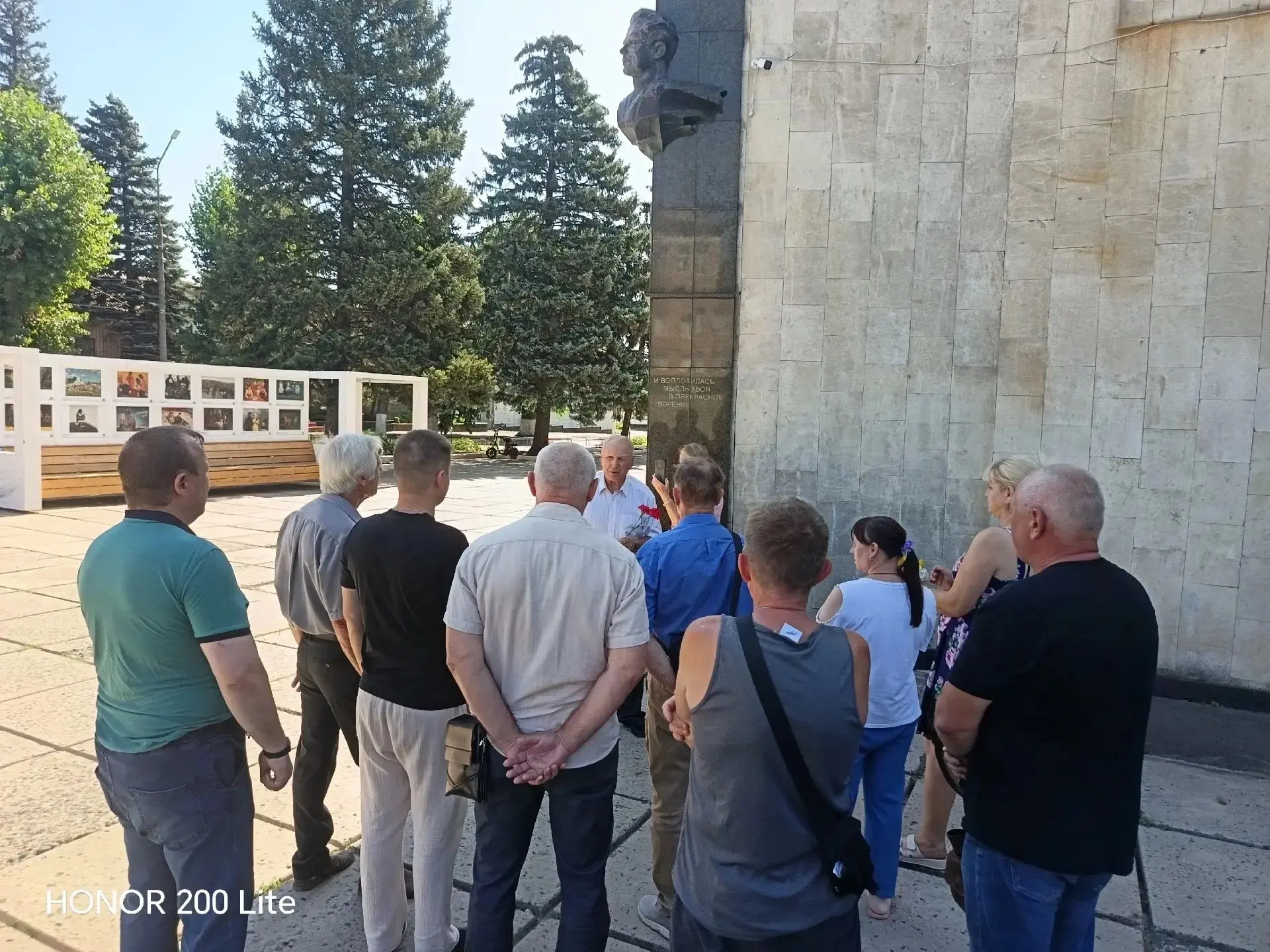 Память, объединяющая поколения: в Ровеньках почтили память Почётного гражданина города Виктора Прохо