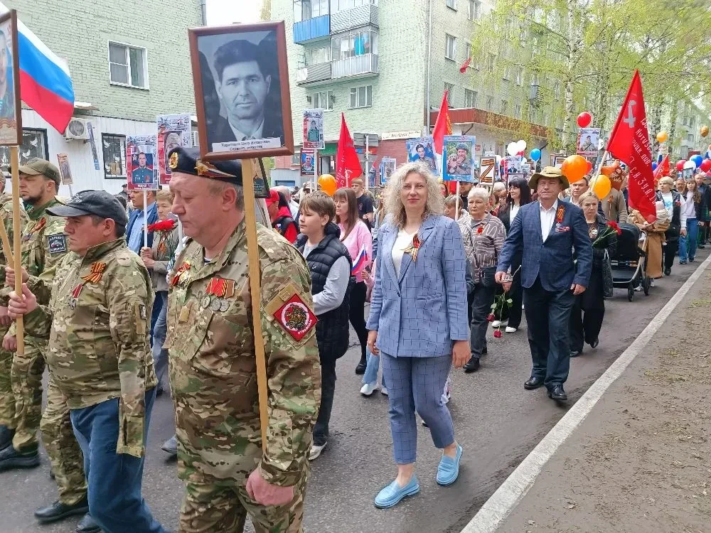 В Осинниковском округе, как и в других городах страны, прошло торжественное шествие Бессмертного пол