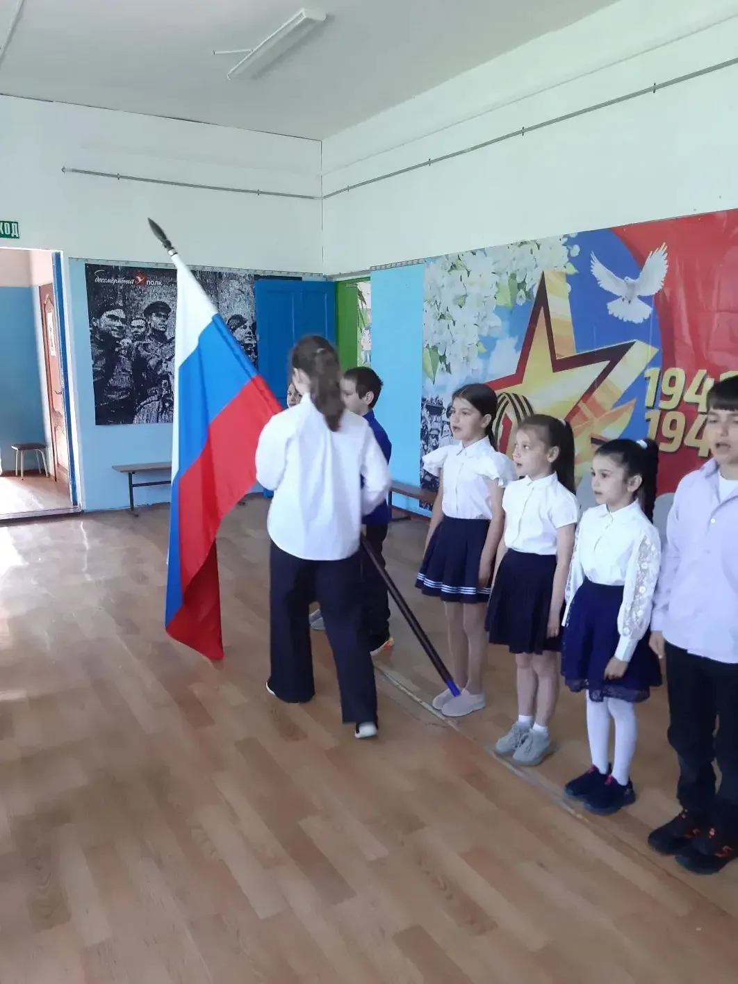 Каждый понедельник в МКОУ «ЗАРЕЧЕНСКАЯ НШ» на первом уроке проходит торжественная линей...