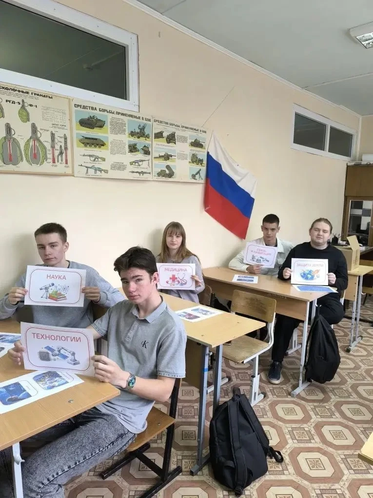 В этот понедельник в нашей школе прошёл тематический классный час, посвящённый «Неделе космоса в Рос