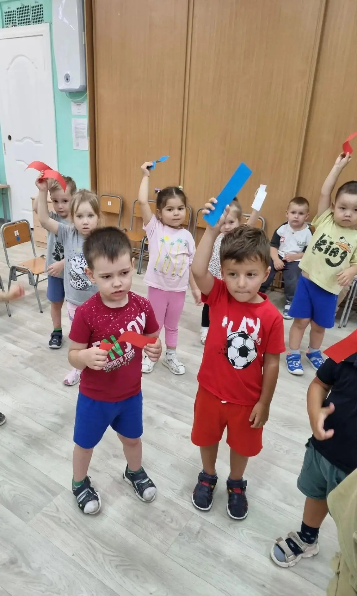 Гордо реет флаг России!   В детском саду № 107 проходят тематические дни.