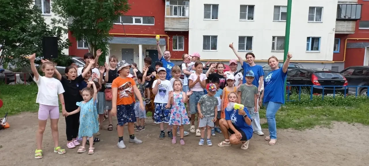 🌼Вчера сотрудники ДК "Бригантина" провели праздник двора «Страна чудес и приключений» ...