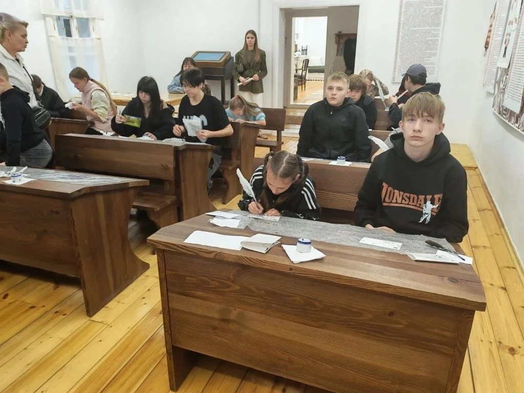 Наши посетители

17 июня в музей-заповедник Ф. И. Тютчева "Овстуг" приехала группа детей с родителям