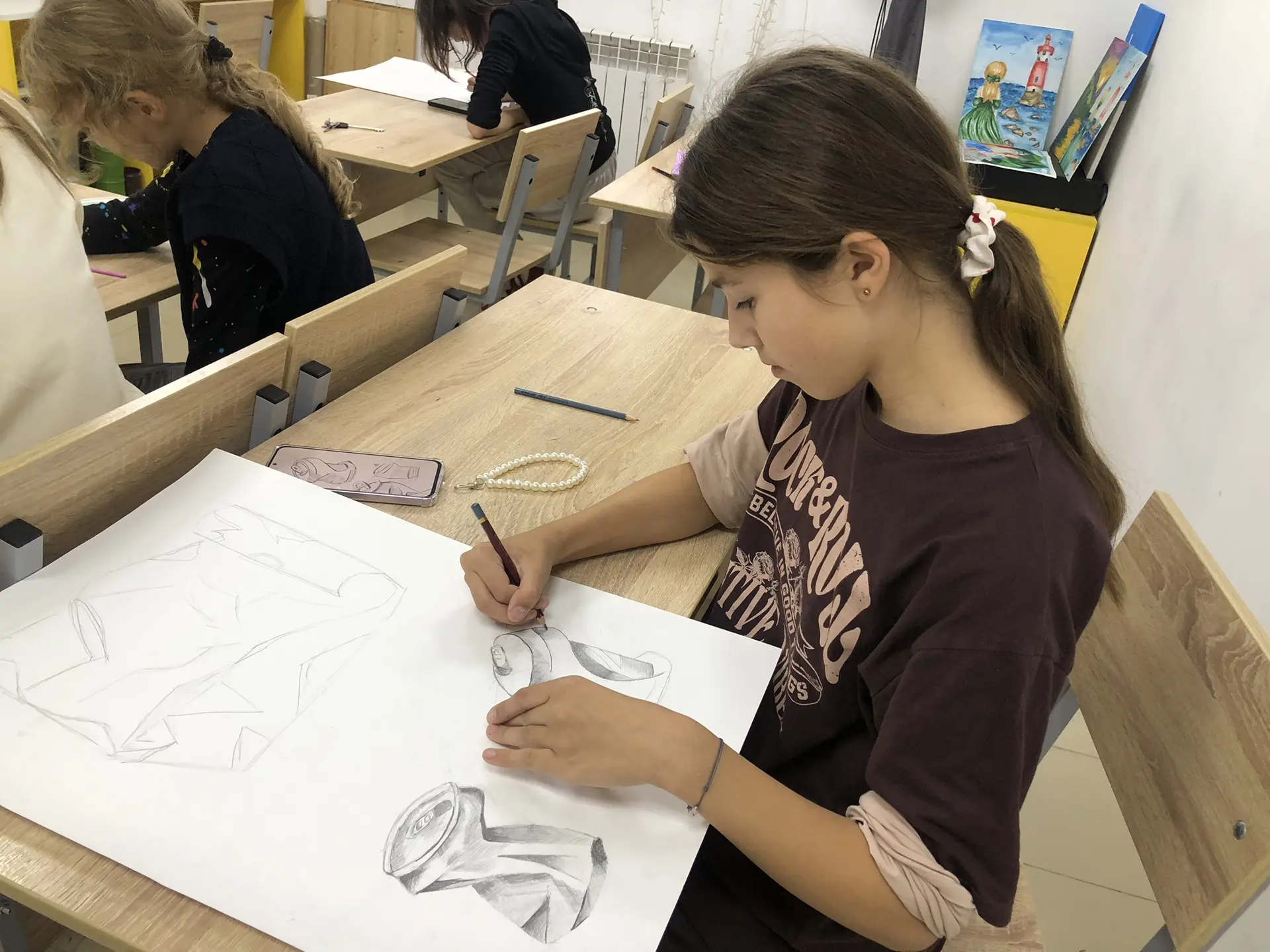 Сушим Кисти 🖌️ - штрихуем карандашом✏️, разными по плотности карандашами.