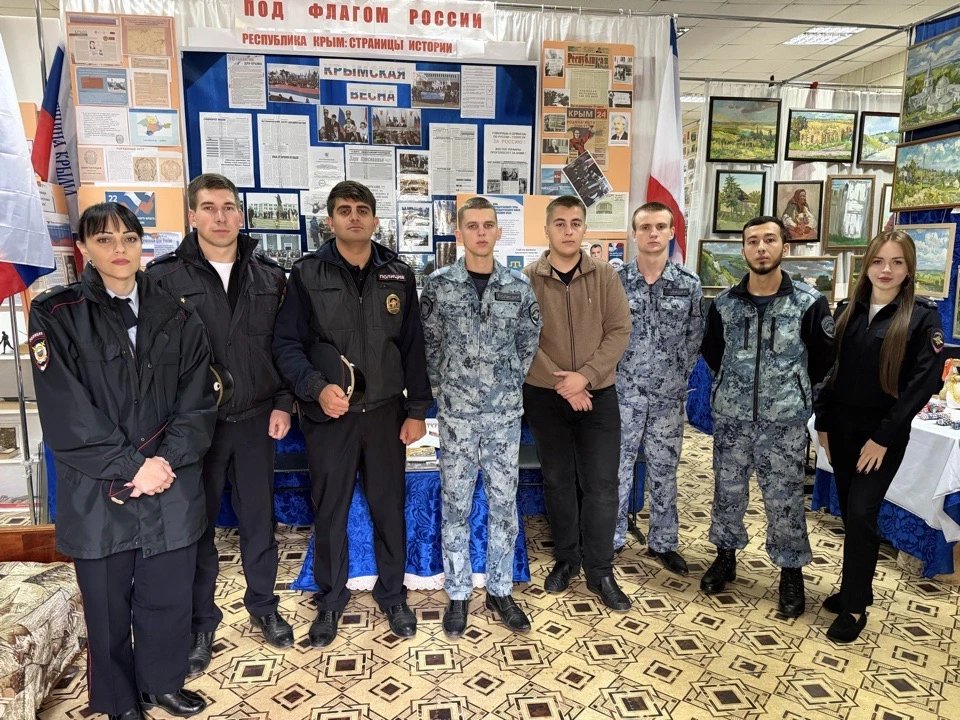 🤝Связь поколений и уважение к истории: в Джанкое молодые сотрудники полиции посетили к...