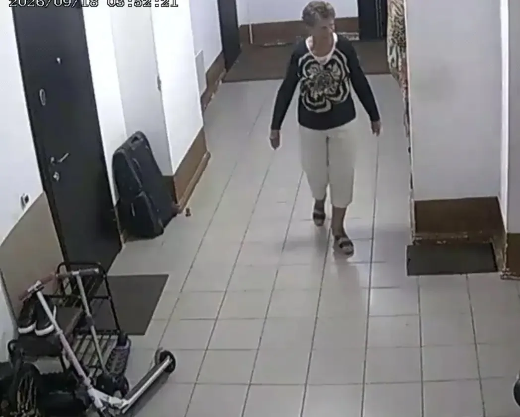 Здравствуйте, этой ночью примерно в 4-5 утра эта женщина ходила на Малышева 7, первый п...