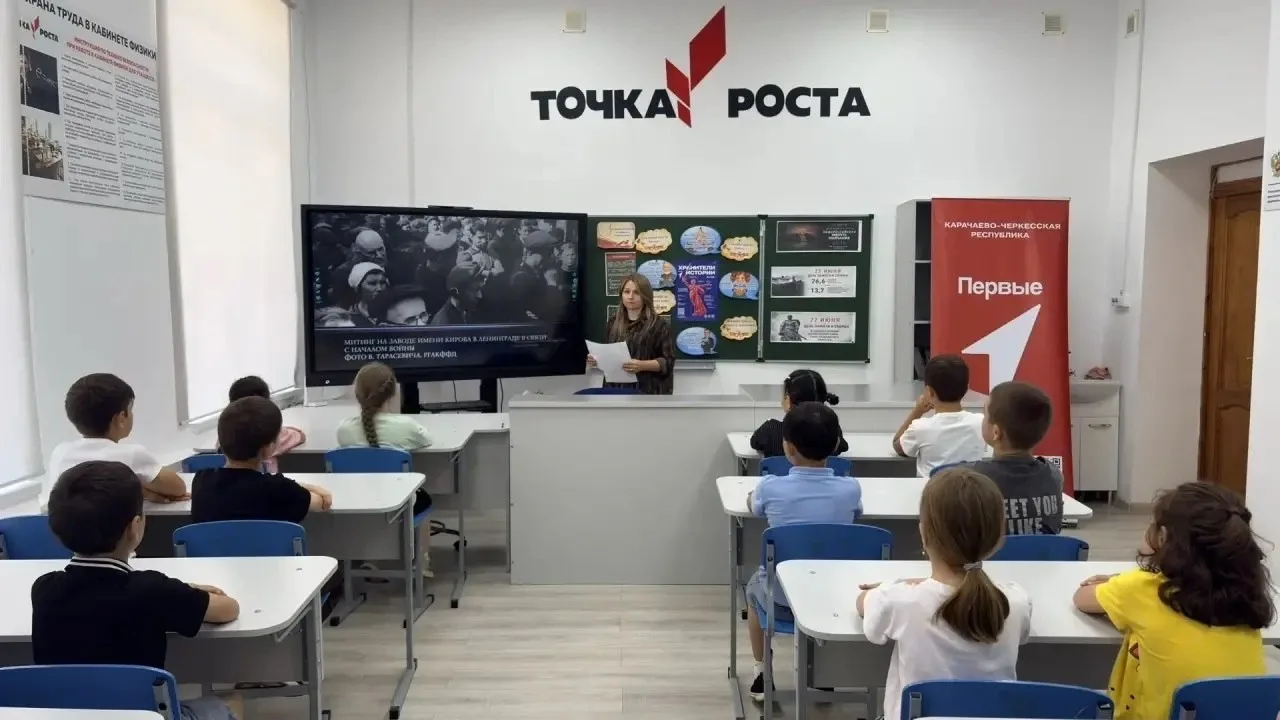 День начался с подъёма флага и зарядки. Провели инструктаж по технике безопасности и первой помощи. 