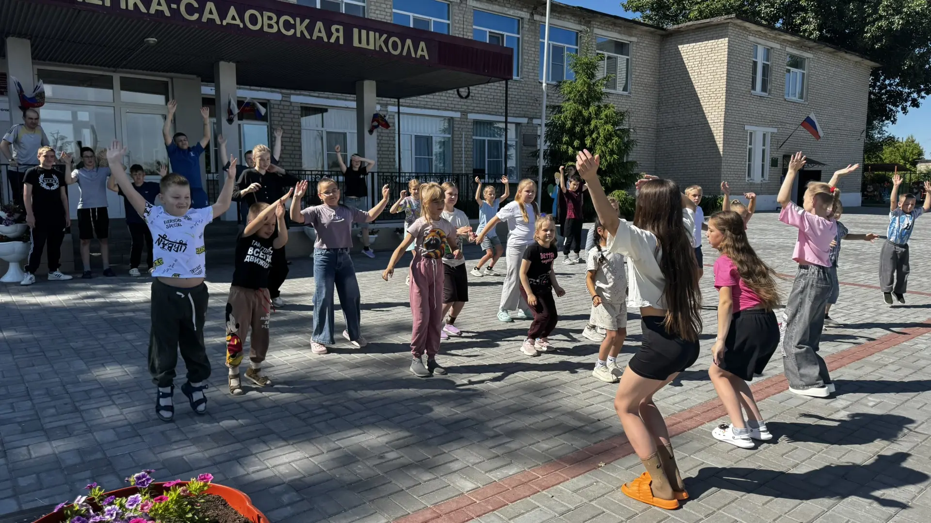 Сегодняшний день в нашем пришкольном лагере "Звездочка" начался с зажигательной зарядки под бодрую м