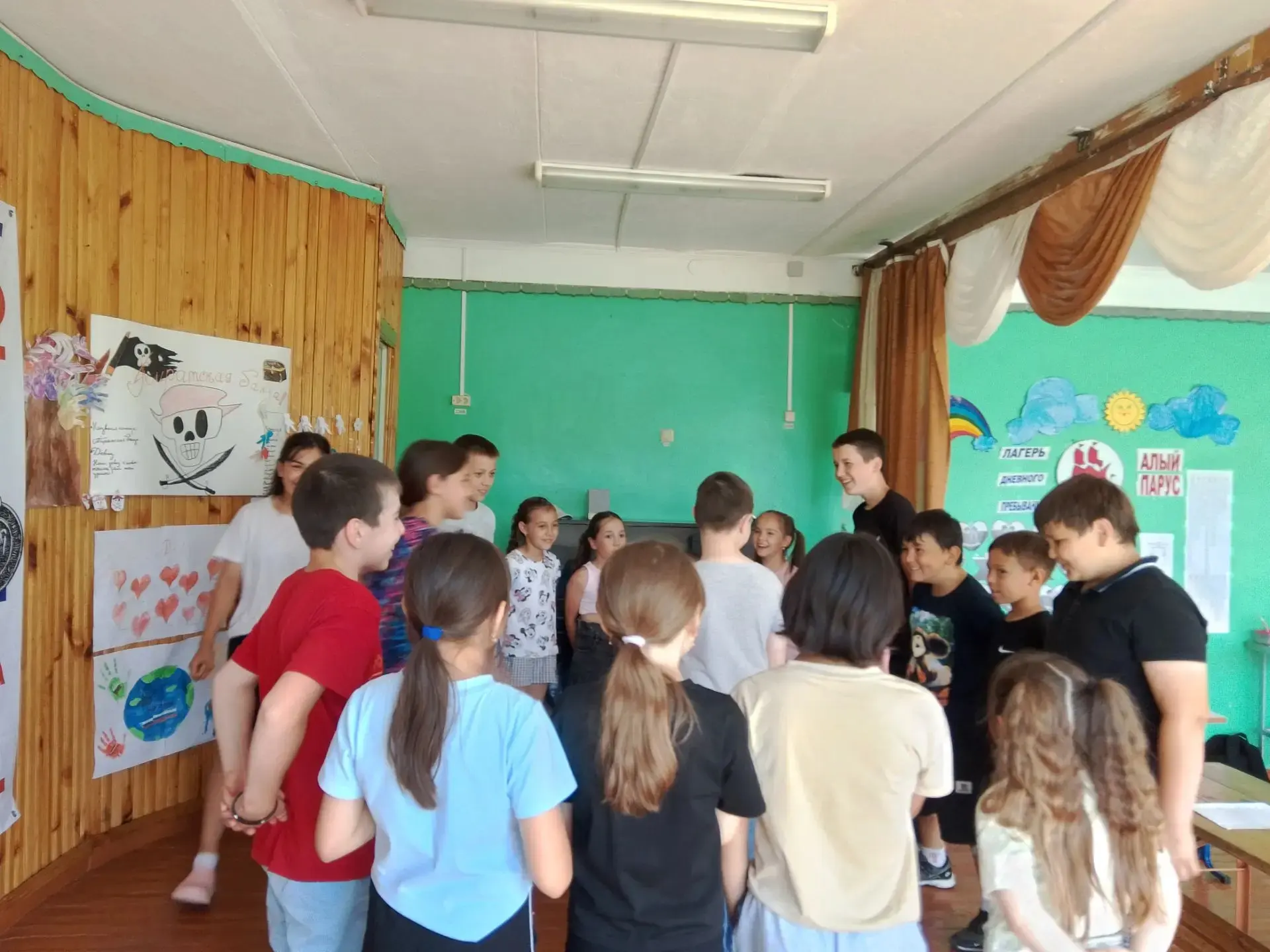 День Дружбы в лагере "Алый парус" 🤝

Сегодня в нашем лагере особенный день — День Дружбы! 🧡

Мы ве