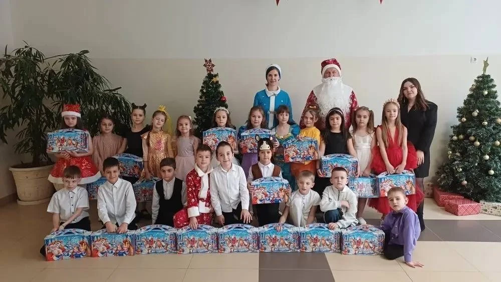 🎄✨ Новогодние подарки для учеников 1–4 классов ✨🎄  В преддверии Нового года ученики 1–4 классов трад