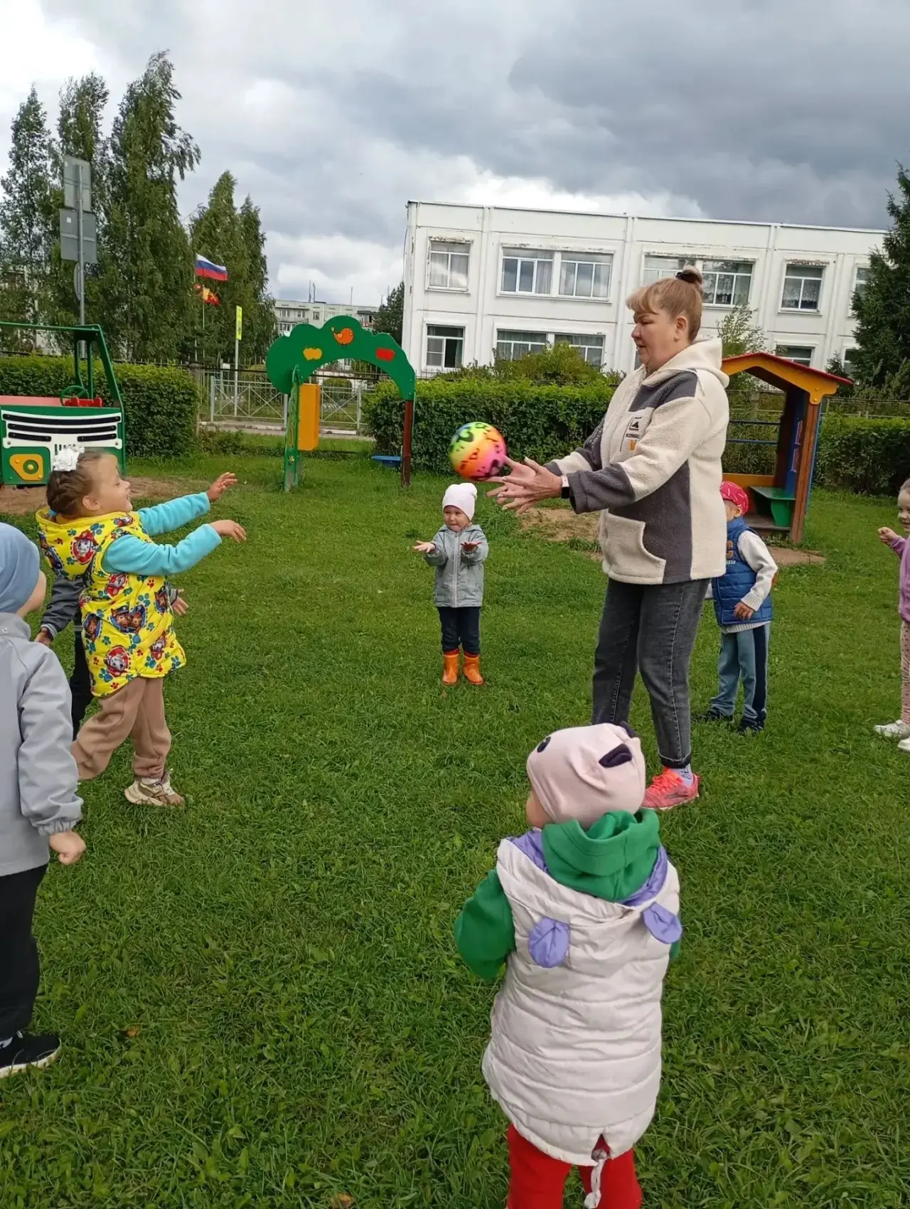 Раздаётся визг и смех,