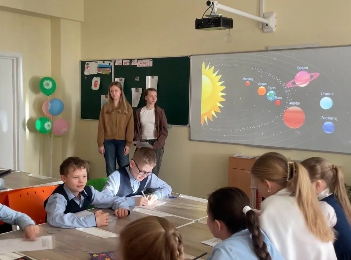 🚀 В рамках Космической недели науки на уроках английского языка ученики 4А, 4Б, 4Ж и 4З отправились 