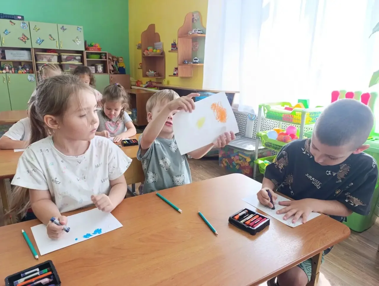 🎨 Наши юные художники из группы «Росинка» сегодня зажгли!