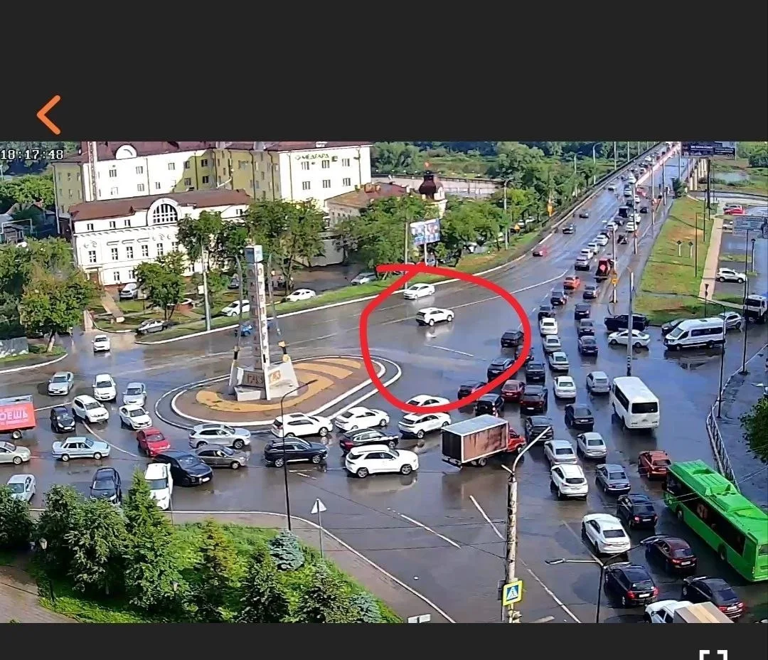 Жители Оренбурга предлагают на время пробок в час пик перед мостом выставлять экипаж ДПС.