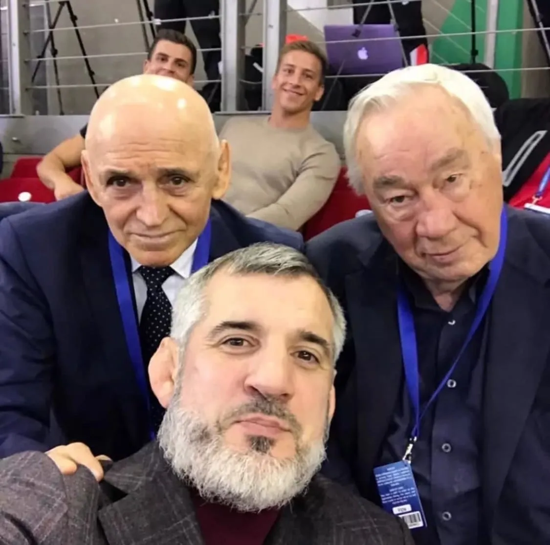 На одной фотографии:
Олимпийские Игры: 🥇 🥇 🥇 🥇 
Чемпионаты мира: 🥇 🥇 🥇 🥇 🥇 🥇 🥇 🥇 🥇 🥇 
