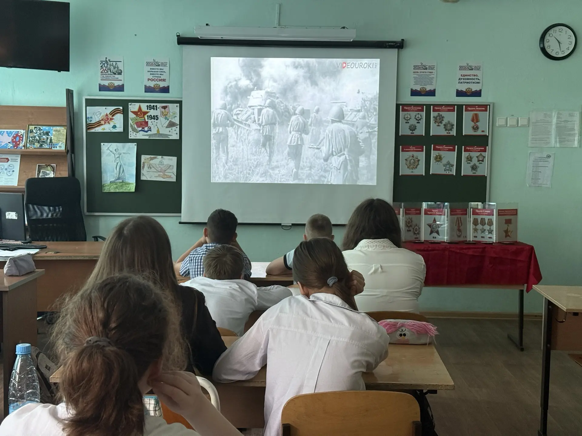 В преддверии Дня Победы на уроках истории Родного края для 5-х классов прошли Уроки мужества. Главно