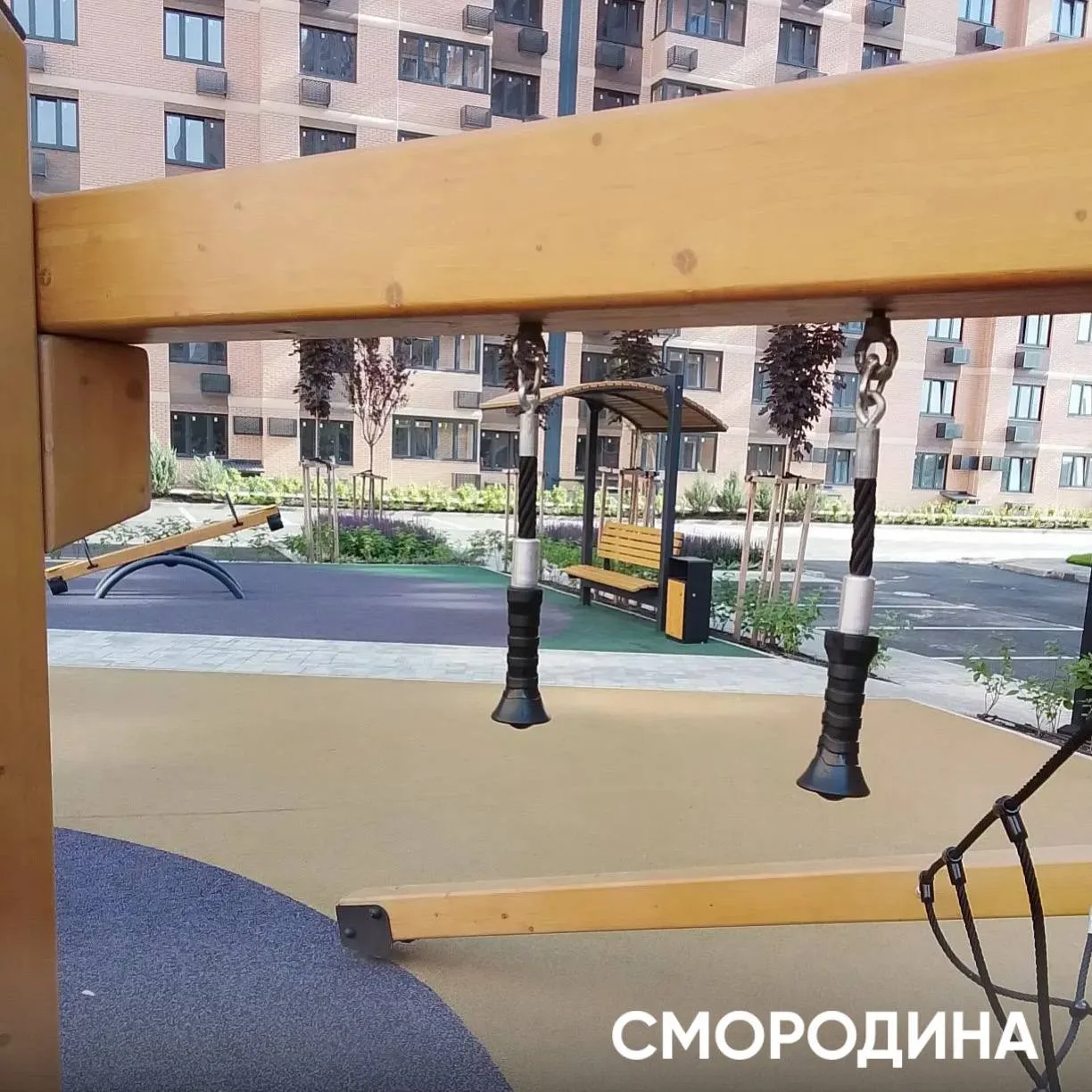 На детской площадке жилого комплекса «Смородина» провели ряд работ по ремонту оборудования.

Мастера