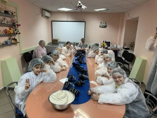 Ученики второго класса узнали секрет вкусного мороженого! Ребята посетили хладокомбинат вместе с кла