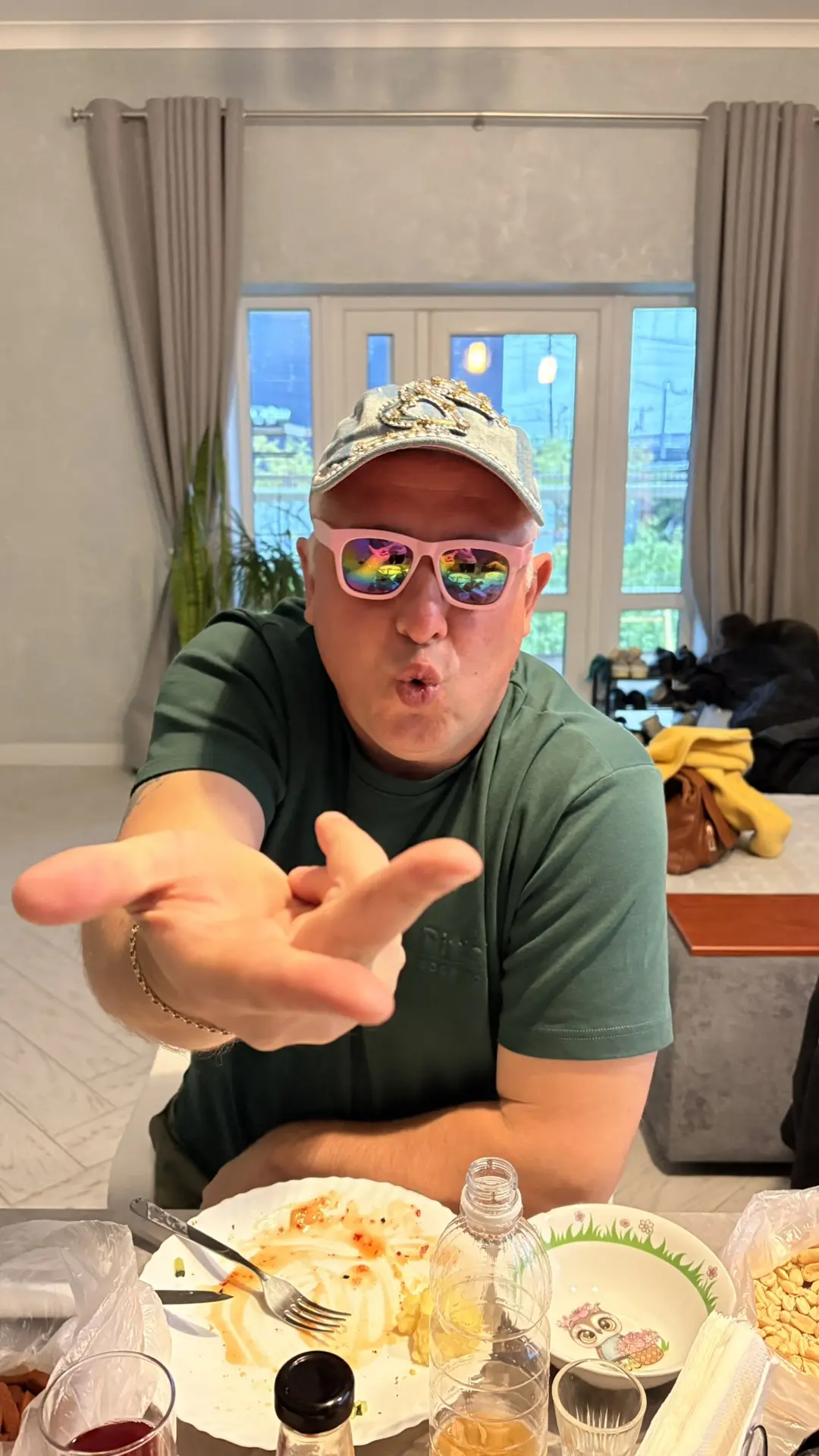 Оказывается сегодня МЕЖДУНАРОДНЫЙ ДЕНЬ БЛОГГЕРА 😎 ну окей 👌 тогда принимаю ваши поздравления 🎉