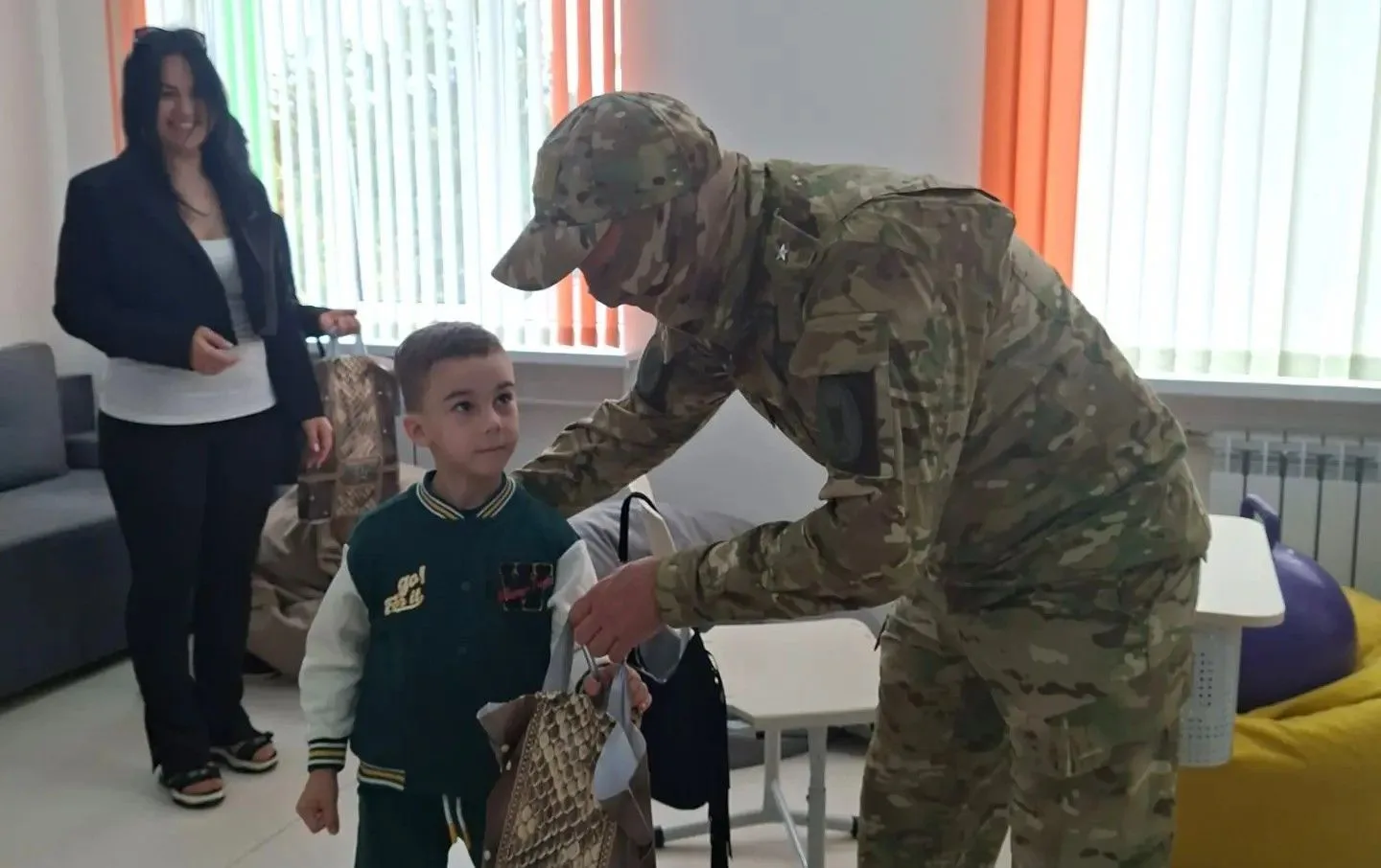 Сотрудники спецназа собрали школьников к учебному году