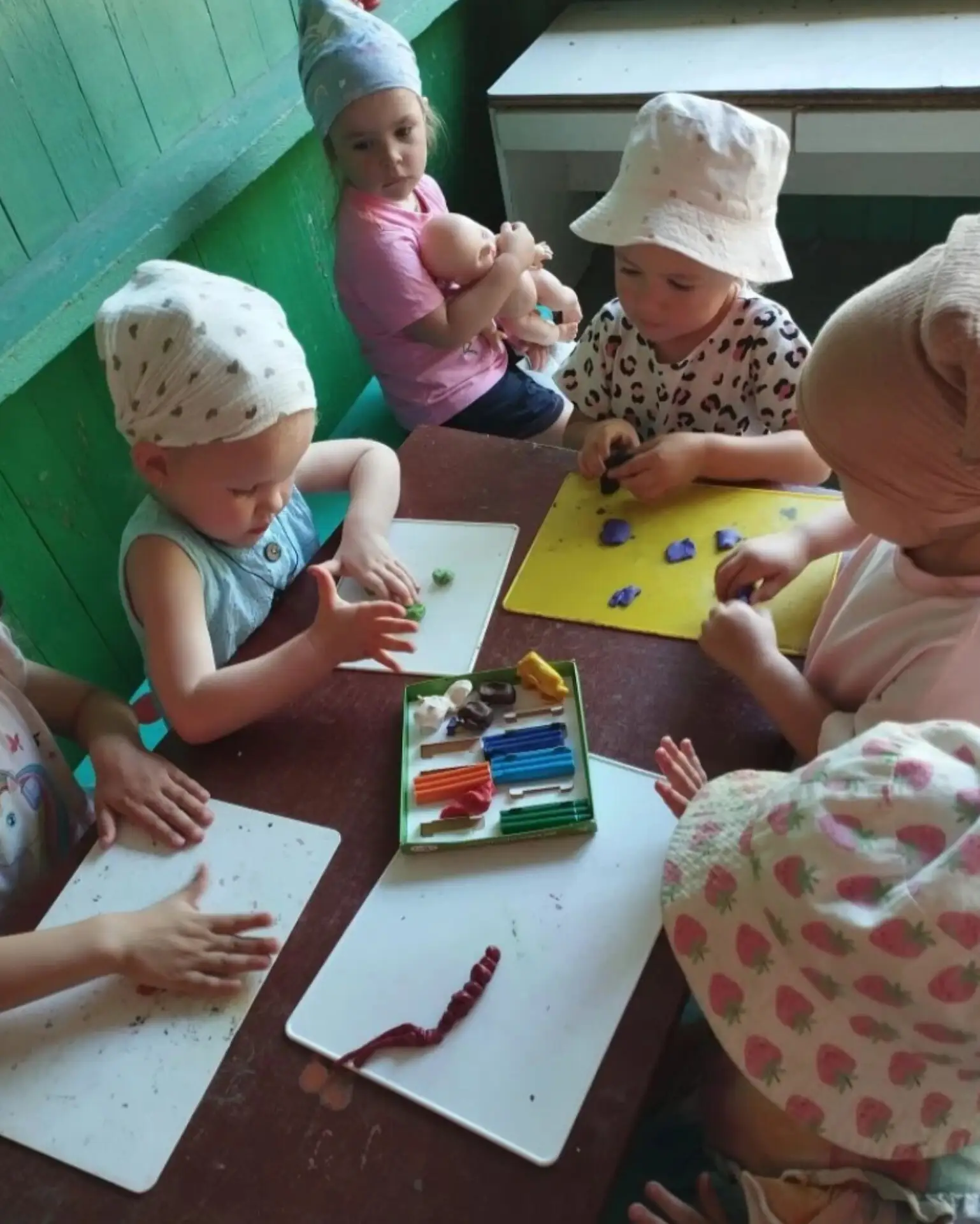 🎉 Продуктивная прогулка в нашем детском саду! 🎉

Что делают наши малыши, когда выходят на прогулку