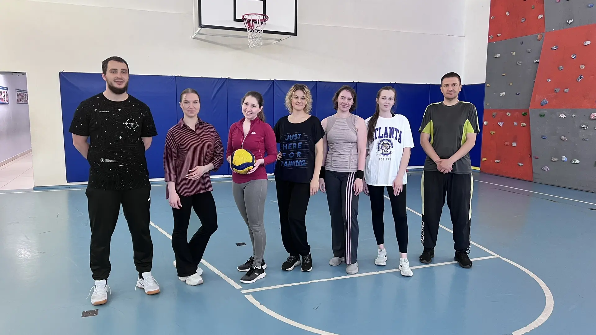 🏐 Волейбольная битва в Поэтическом!  Сегодня, 22 мая, в нашей школе прошла захватывающая игра по вол