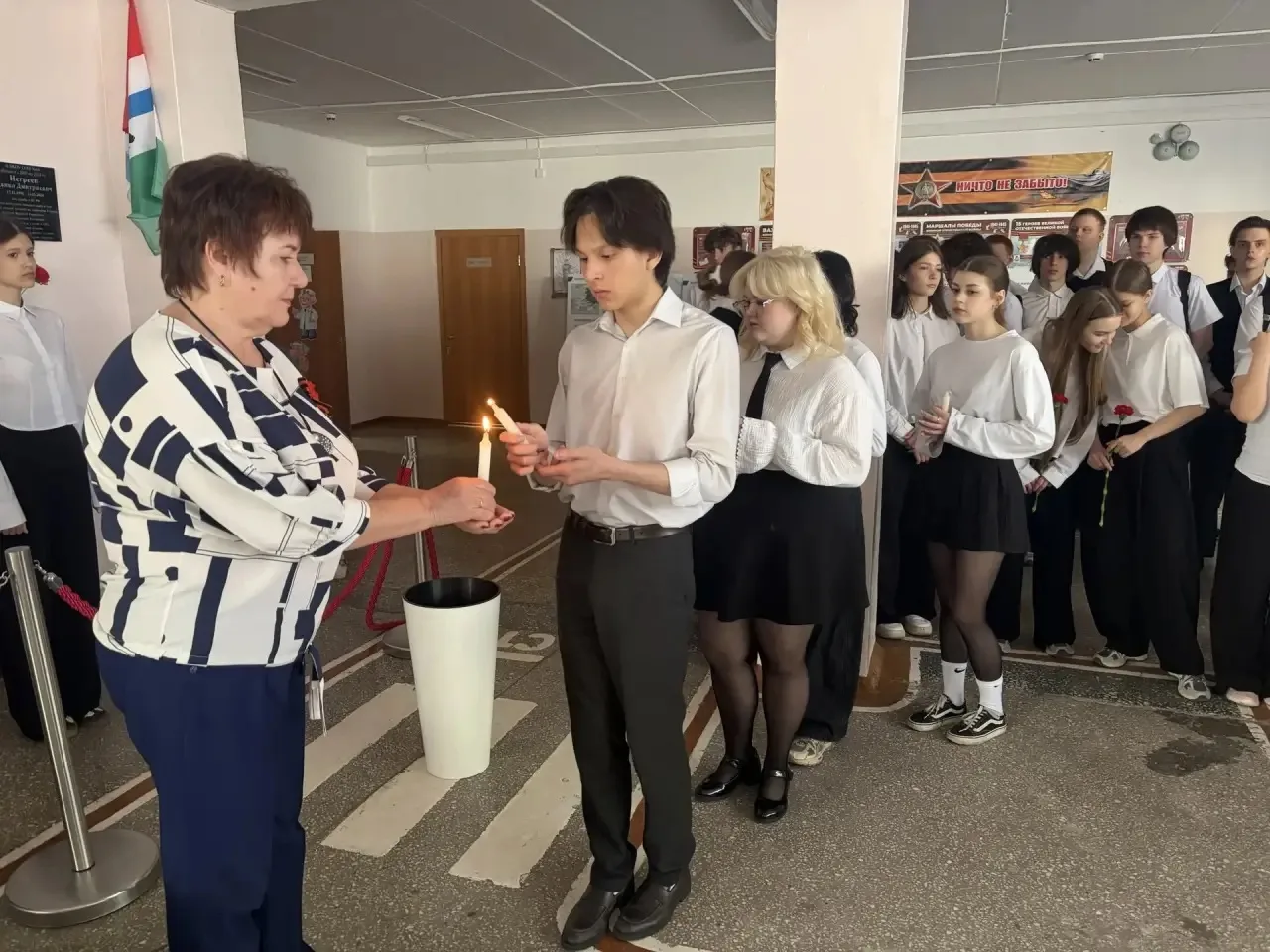 Светлая память в преддверии Великого Дня Победы 🕯️  Сегодня утром наша школа собралась на торжествен